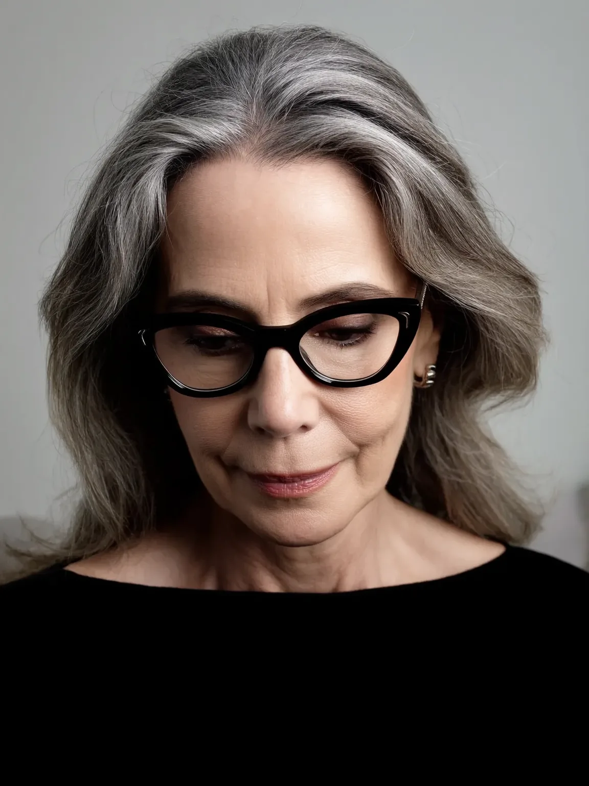 Medium-Volume Wavy Silver Gray Layers with Natural Highlights